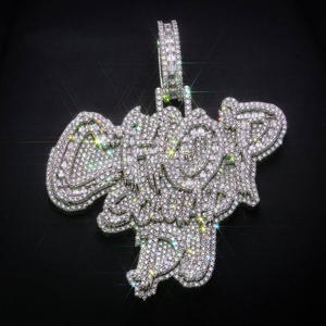 Collier pendentif personnalisé Trisha Jewels « Jay » en moissanite, plaqué or 18 carats, style hip-hop, argent, certifié GIA, cadeau personnalisé - Product Image 1