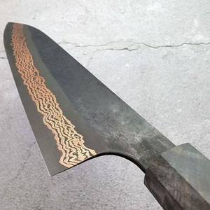 Cuchillo de Cocina para Exteriores con Patrón Damasco de Cobre y Mango Ergonómico de Resina para Picnic y Preparación de Alimentos en Aventuras - Product Image 3