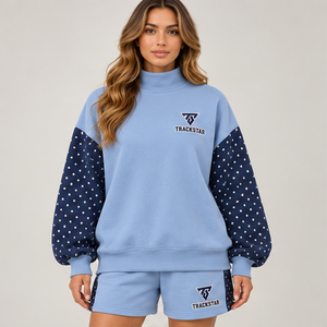 Conjunto de 2 piezas para mujer: Sudadera de cuello alto con hombros caídos y mangas de lunares azul claro de forro polar y pantalones cortos a juego. Venta al por mayor personalizada. - Product Image 1
