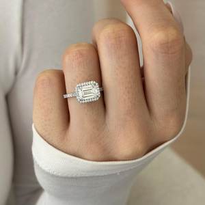 Bague de fiançailles en or blanc 14 carats avec diamant de laboratoire taille émeraude 2 carats F VVS2, sertissage halo, taille émeraude est-ouest, certifiée IGI - Product Image 6