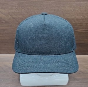 Gorra de béisbol azul tipo trucker con malla trasera y cierre snapback, personalizable con logo, ideal para eventos deportivos o como regalo promocional. - Product Image 2