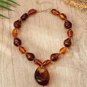 Collier classique en résine perlée, bijoux élégants et colorés, accessoire léger et confortable pour femmes et filles, pour les occasions décontractées et les fêtes - Product Image 1