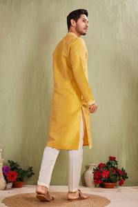 Kurta pour homme de qualité supérieure en coton jaune, coupe ample, tissu en coton doux de qualité supérieure, vêtements ethniques pour fêtes - Product Image 5