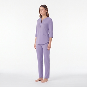 Conjunto de Uniforme Médico Hawk Eye para Mujer, Color Lavanda, Blusa de Manga 3/4 con Bolsillos y Pantalones, Tela Tejida - Product Image 2