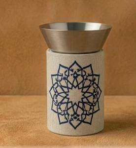 Brûleur d'encens en métal artisanal avec base cylindrique à motif géométrique pour l'aromathérapie toute l'année - Product Image 1