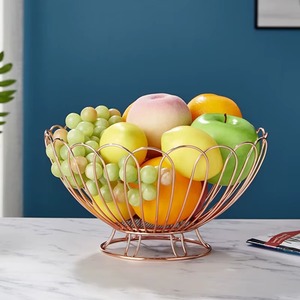 Cesta de frutas de metal con revestimiento negro que combina elegancia y funcionalidad en un impresionante centro de mesa. - Product Image 3