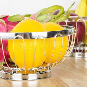 Cesta de frutas artesanal de alambre abierto que permite la circulación libre del aire, manteniendo las frutas crujientes y frescas por más tiempo. - Product Image 2