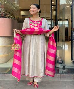 Conjunto de ropa festiva de algodón de lujo con bordado de lentejuelas y tejido, top, pantalón y dupatta, en stock, lo último en diseño, prenda étnica, rosa - Product Image 3