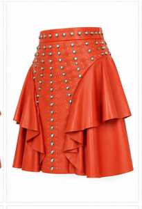 Mini-jupe trapèze rouge en cuir pour femme avec rivets, style punk, couleur unie, finition brillante - Product Image 4