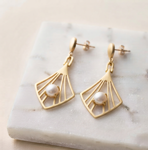 Boucles d'oreilles pendantes géométriques en or avec perles de la région du Rajasthan pour fêtes et mariages, par VVLCO JEWELLERY & GEMSTONE - Product Image 1