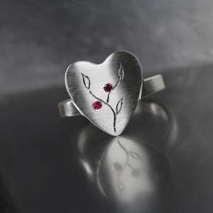 แหวนเงินแท้ 925 คุณภาพสูง ดีไซน์รูปหัวใจสีแดง ประดับเพชรซิคอน ฝังแบบ Bezel ลายกิ่งใบไม้ สไตล์มินิมอล - Product Image 5