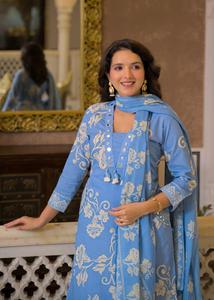Ensemble de costume en coton bleu ciel premium 60x60 avec imprimé numérique, col orné, pantalon assorti et dupatta imprimé pour femmes - Product Image 2