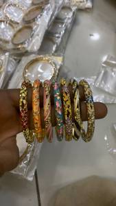 Brazaletes de resina lacados multicolor, elaborados en tonos vibrantes, ideales para uso festivo, regalos y un estilo étnico elegante. - Product Image 3