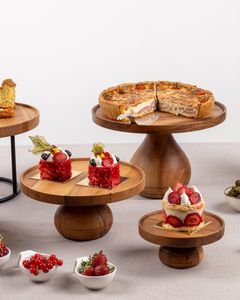 Plateau de service à dessert en bois festonné de luxe Decostyle avec dôme en verre et poignée en laiton Fleur de Lys, en acacia, lavable à la main - Product Image 3