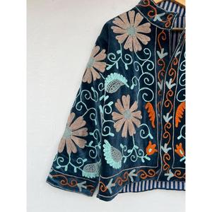 Chaqueta de Invierno de Terciopelo Suzani Bordada a Mano con Cierre de Botones, Largo Regular, Material de Algodón - Product Image 4