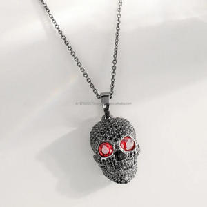 Pendentif Crâne Hip Hop Personnalisé avec Yeux en Pierre Rouge, Finition Noire de Luxe, Collier Pendentif pour les Amateurs de Mode - Product Image 5