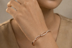 Élégant bracelet en or rose 14 carats avec diamants de laboratoire, bracelet à ondes torsadées, cadeau pour femme, bracelet de mariage - Product Image 2