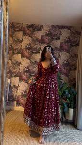 Cette collection de robes Anarkali / ensembles Kurti faciles à porter pour Karva Chauth / anniversaire de mariage, de chez SHREE INDIAN EXPORTS, est spéciale et idéale. - Product Image 4