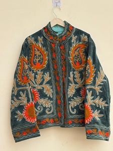 Veste d'hiver en velours ethnique faite à la main de luxe pour femmes, style traditionnel Suzani, motif floral bohème, manteau court élégant, cadeau pour femme - Product Image 1