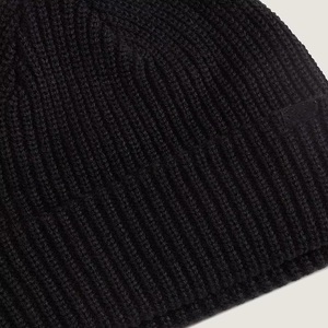 หมวกไหมพรมถักสำหรับฤดูหนาว แบบ unisex เนื้อผ้านุ่ม 100% ผ้าฝ้าย  ทรง Toque ปักลายปะติด  ขอบหมวกปักโลโก้ตามสั่ง หมวกไหมพรมชายหาด - Product Image 4