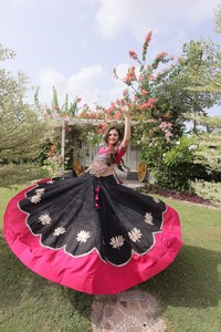 Conjunto Ramkdu Slim Fit Chaniya Choli con Dupatta con Bordado Gamthi y Diseño Sombreado para Navratri, Garba, Bodas, Diwali y Festivales - Product Image 6