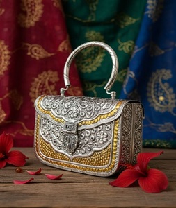 Pochette latérale en laiton plaqué or, faite à la main, avec chaîne, touche de luxe, sac à main de mariage tendance pour femme, prix raisonnable - Product Image 1