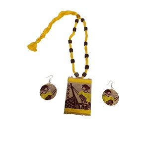 Conjunto de collar de seda Muga amarilla, el más vendido, con colgante de motivo artesanal, joyería étnica hecha a mano para mujer, disponible para la venta. - Product Image 5