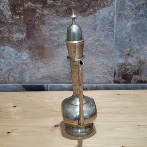 Pichet décoratif indien en laiton surahi, gravé à la main, avec long bec et couvercle, pour la décoration intérieure - Product Image 2