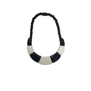 Collier en résine fait main avec perles - Style moderne, design coloré, déclaration de mode, prix attractif - Product Image 1
