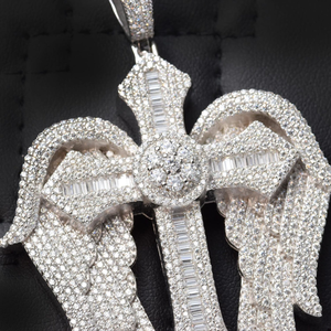 Colgante de Alas de Ángel Celestial con Cruz y Diamantes de Moissanita, Acabado Plateado, Estilo Diamante, Amuleto Religioso - Product Image 2