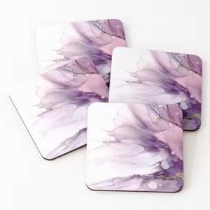 Juego de posavasos de madera con adhesivos esmaltados de diseño para proteger la superficie de la mesa. - Product Image 2