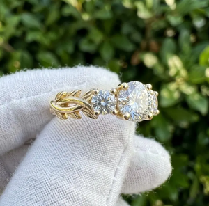 Bague de fiançailles vintage en or 10K/14K/18K Sparkledge Creation, sertie de diamants de laboratoire brillants, design trilogie pavé 230TCW - Product Image 2