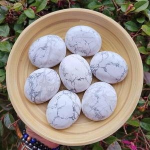 Chakralume Sphère de Howlite Naturelle Pierre de Palmier Polie Veines de Marbre Blanc Tendance Mode Cristal de Guérison Énergie de Méditation Reiki - Product Image 5