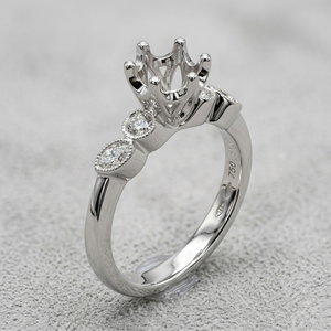 Anillo de oro blanco de 18K vintage con engaste semimontado, corona de seis puntas, base con acento geométrico de milgrain, engaste nupcial al por mayor para mujer - Product Image 1