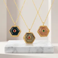 Collier Pendentif Tendance en Laiton Plaqué Or 18 carats avec Pierres Précieuses Synthétiques Apatite, Jade, Quartz Rose, Labradorite, Forme Hexagonale Taillée