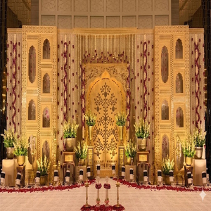 ฉากแต่งงานธีมพระราชวัง โครงกระจกตกแต่งเวที ดีไซน์หรูหรา แรงบันดาลใจจากโมกุฎราชวงศ์ โครงสร้างเวทีไม้แกะสลักลายทองคำอย่างประณีต พร้อมแผงโค้ง - Product Image 5