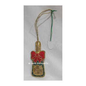 Ornement suspendu fait main en broderie zari avec travail de perles sur un design de bouteille de sauce pour la décoration de Noël et les cadeaux - Product Image 2