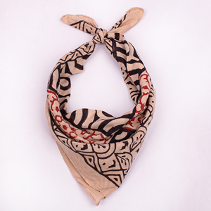 Foulard carré en coton écologique, style Bagaru, imprimé à la main, bandana unisexe respirant, à nouer autour du cou ou sur la tête - Product Image 1