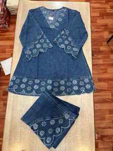 ชุดเซ็ตเดนิมสีฟ้าอ่อนสุดเก๋ พร้อมเสื้อปักลายดอกไม้ แขนบาน และกางเกงขายาวทรงกระบอกสำหรับผู้หญิง - Product Image 2
