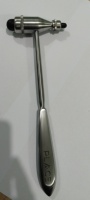 Marteau de réflexes à percussion médical personnalisé (manuel) en acier inoxydable allemand - Classe I pour usage neurologique