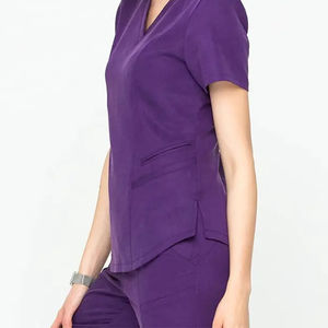 Combinaison de travail pour femmes conçue pour les longues journées, offrant un tissu doux et respirant, une mobilité flexible et un confort durable pour le personnel médical. - Product Image 3