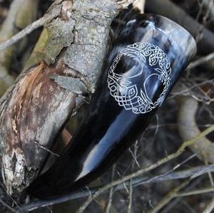 Coupe à Mead Viking Faite à la Main Écologique en Corne de Bœuf Naturelle, Corne à Boire à Motif Animal Religieux pour Décoration de Bar ou Costume Nordique - Product Image 1