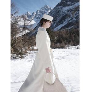 Abrigo de Gabardina de Alta Calidad ODM VENETO ALPACA, Abrigo Largo con Cuello de Solapa, Bolsillos Utilitarios Gruesos, Ropa de Mujer en Color Blanco - Product Image 6