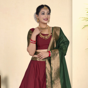 ชุดเลเฮนกาโชลีผ้าไหมบานาราซี งานปักดิ้นทองหรูหรา ลายขอบแบบดั้งเดิม สำหรับผู้หญิง ใส่ไปงานปาร์ตี้ งานดิวาลี งานแต่งงาน หรือใส่ไปเที่ยวชายหาด ความยาวคลุมเท้า ไม่ยับง่าย - Product Image 3