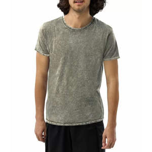 Camiseta con lavado ácido y diseños vintage únicos, tela suave de primera calidad, corte holgado, ideal para un estilo urbano. - Product Image 1