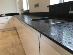 Dalle de granit poli moderne pour plan de travail, surface en pierre durable, granit gris acier avec des tons gris élégants, excellente durabilité - Product Image 5