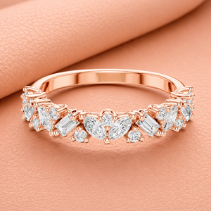 Un anillo de diamantes marquise y baguette atemporal, diseñado para una elegancia radiante, lujo moderno y brillo diario. - Product Image 1