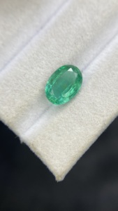Émeraude naturelle zambienne certifiée IGI, taille ovale, avec une bonne qualité de lustre, pierre précieuse non montée, 2,53 carats - Product Image 2