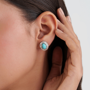 Boucles d'oreilles clous ovales 9x6mm en turquoise et halo de diamants, design exquis, faites à la main en or blanc massif 14K, bijoux personnalisés en gros - Product Image 2