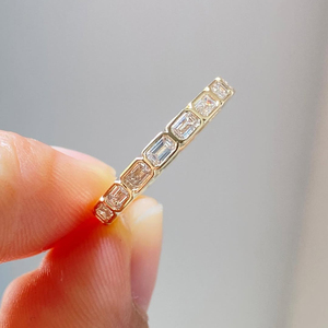 Anillo de Eternidad Horizontal con Diamantes Cultivados en Laboratorio, Corte Esmeralda, Engastados en Bisel, Oro de 14k, Anillo de Boda Minimalista con Esmeralda de 2ct - Product Image 4